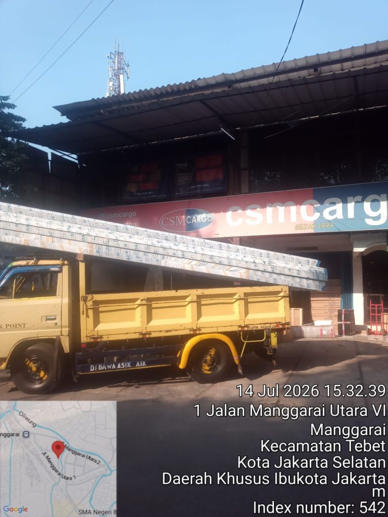 Truk CSM Cargo memuat barang material konstruksi panjang untuk pengiriman cargo dari Jakarta ke seluruh Indonesia dengan layanan jemput barang.