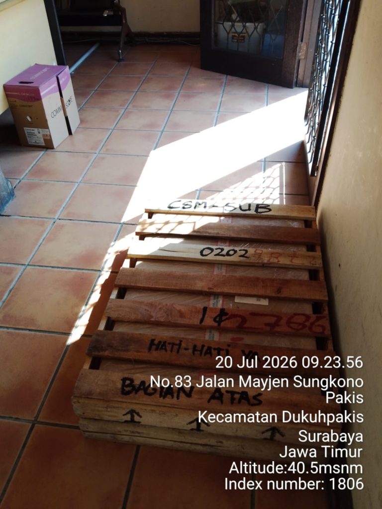 Barang dengan packing kayu CSM Cargo yang dikirim dari Jakarta ke Dukuh Pakis, Surabaya untuk melindungi barang selama pengiriman.