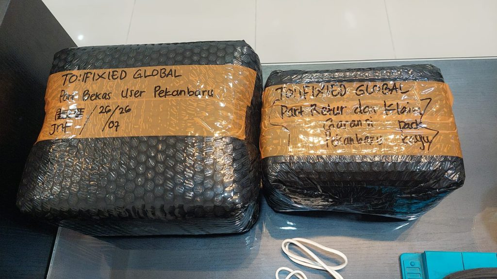 Pengiriman aksesoris HP dari iFixied Pekanbaru ke iFixied Head Office Sleman Yogyakarta menggunakan layanan pick up CSM Cargo.