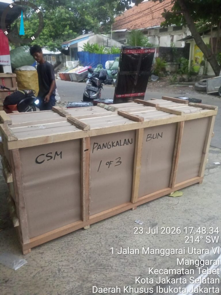 Pengiriman barang dari Kantor CSM Cargo Manggarai Utara Jakarta Selatan ke Pangkalan Bun Kalimantan Tengah menggunakan packing kayu.