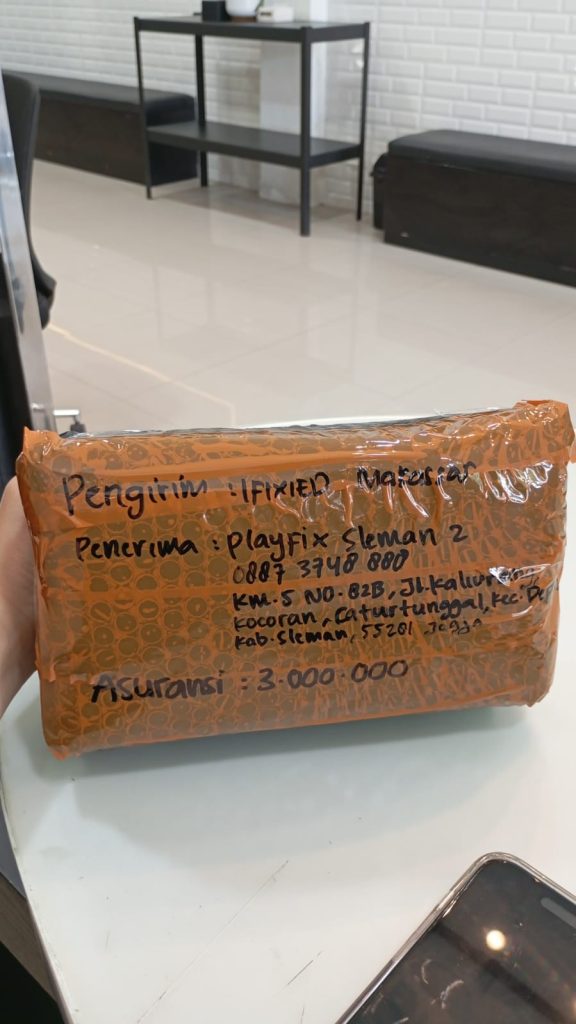 Paket ACC seberat 11 kg yang dikirim dari IFIXIED Makassar ke Play Fix Sleman 2 Yogyakarta menggunakan layanan cargo CSM Cargo dengan packing bubble wrap dan asuransi.